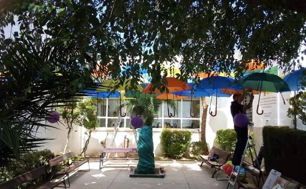 Colocando los paraguas de colores. 