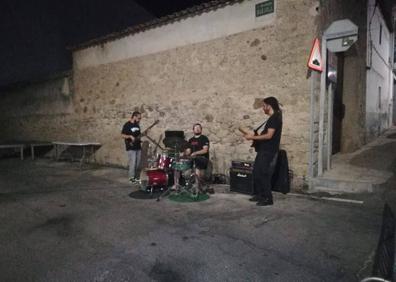 Imagen secundaria 1 - Conciertos, pintura en directo o espectacúlos de magia fueron algunas de las actividades paralelas que se desarrollaron. 