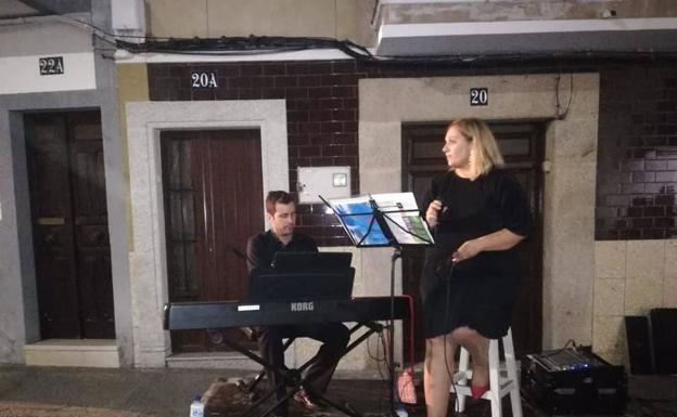 Imagen principal - Conciertos, pintura en directo o espectacúlos de magia fueron algunas de las actividades paralelas que se desarrollaron. 