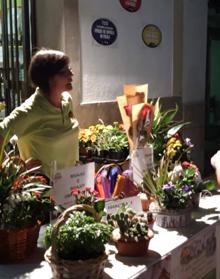 Imagen secundaria 2 - El comercio local salió a la calle a enseñar su oferta a los vecinos. 