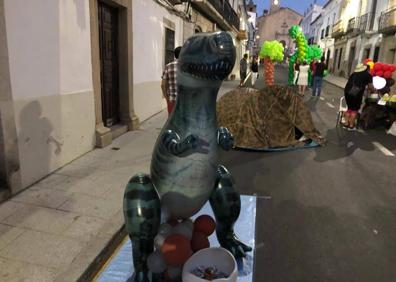 Imagen secundaria 1 - Puesta en escena del 'parque jurásico' de la calle Iglesia. 