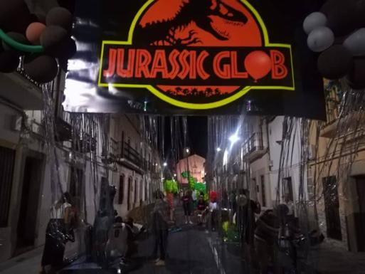 Imagen principal - Puesta en escena del 'parque jurásico' de la calle Iglesia. 