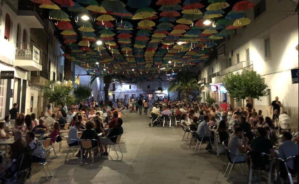 Durante la noche hubo mucho público asistente. 