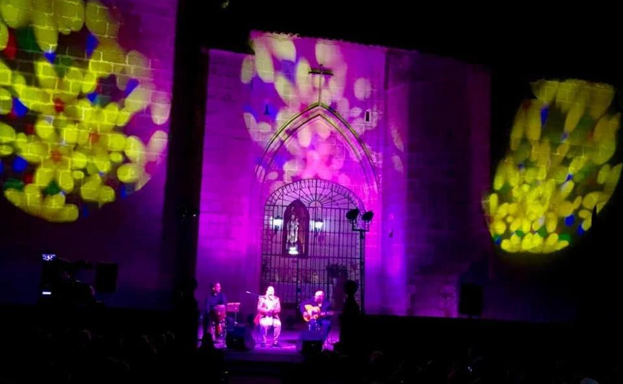 La Plazuela del Carmen se convierte en el escenario perfecto para las Veladas del Carmen. 