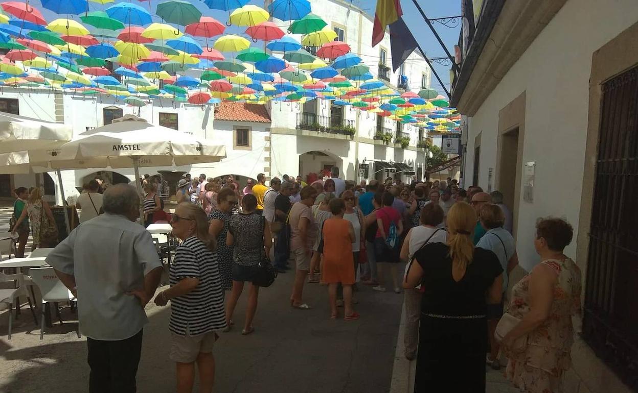 La concentración, según afirman los asistentes, ha surgido de forma espontánea entre los vecinos. 