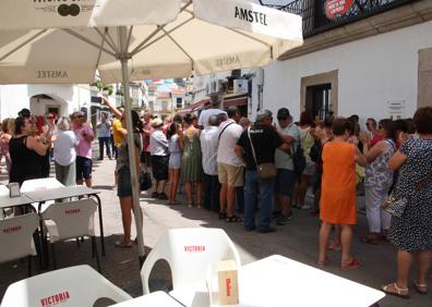 Imagen secundaria 1 - Los vecinos finalizaron la concentración con un aplauso dedicado al alcalde. 