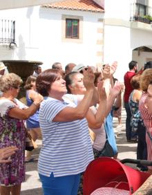 Imagen secundaria 2 - Los vecinos finalizaron la concentración con un aplauso dedicado al alcalde. 
