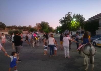 Imagen secundaria 1 - Niños y mayores disfrutaron con las múltiples actividades del Día de los Abuelos