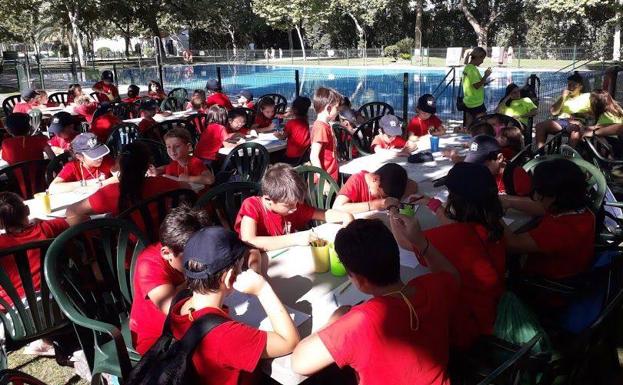 Imagen principal - Los trabajos que participaron se realizaron en el recinto de la piscina municipal. 