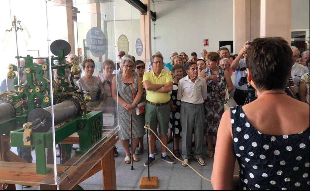 Acto de recepción a los emigrantes malpartideños y maquinaria del reloj de la iglesia restaurada. 