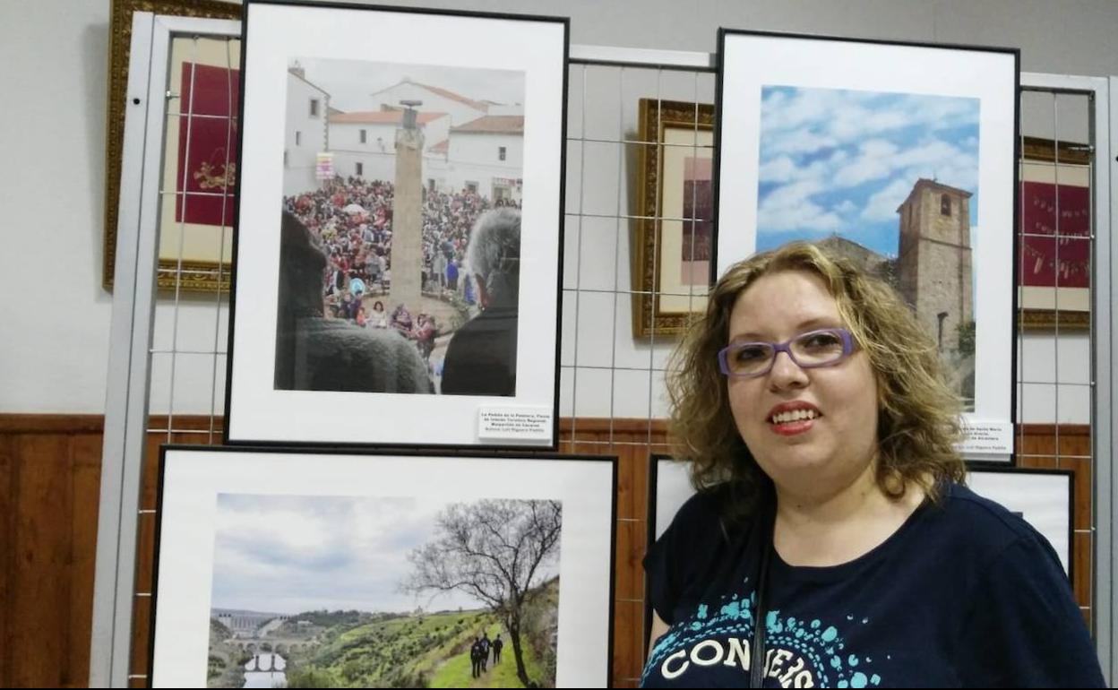 Loli Higuero junto a su fotografía de La Pedida de la Patatera. 