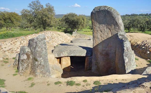 Dolmen de Lácara, a diez kilómetros de la Autovía de la Plata.
