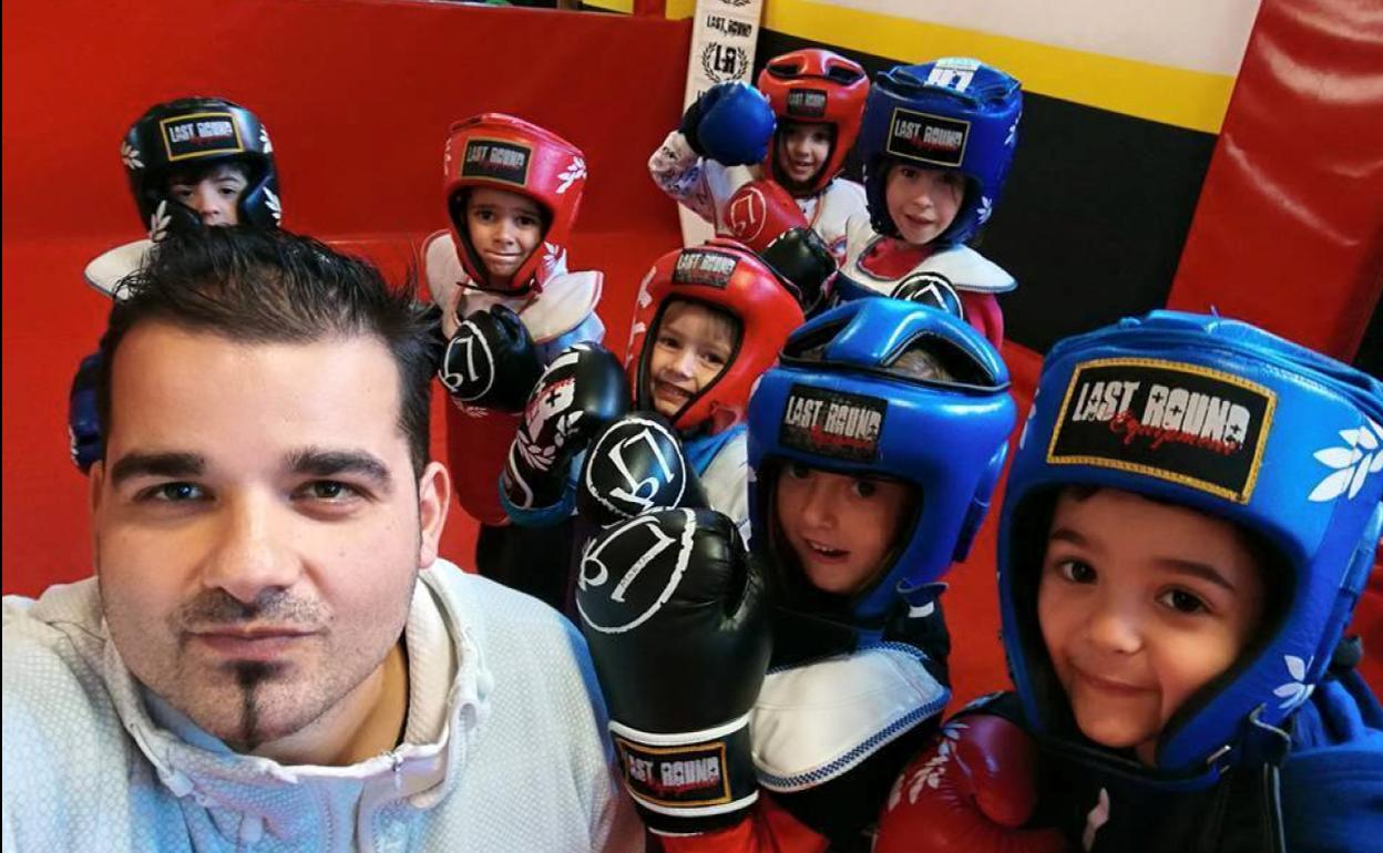 Diego Ignacio Rodríguez junto a algunos de sus alumnos más jóvenes en Dojo Bushido Badajoz