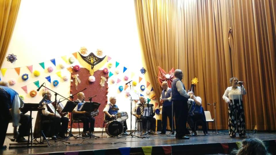 Imagen principal - Rondalla de acordeones, desayuno solidario y exposición. 