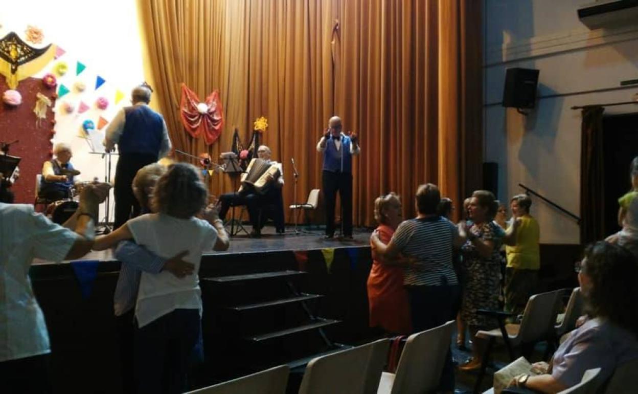 Rondalla de acordeones en la Casa de Cultura. 