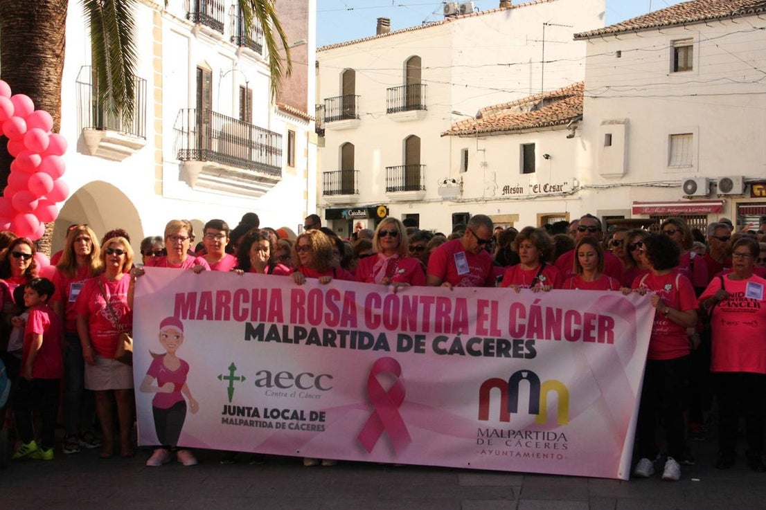 El 6 de octubre se celebró la V Marcha Rosa Contra el Cáncer de Mama de Malpartida de Cáceres, organizada por la junta local de Malpartida de Cáceres de la AECC, con la colaboración del Ayuntamiento de la localidad. Tras la marcha los asistentes disfrutaron de una degustación de migas, elaboradas por Juan García y voluntarias. Finalizaron con una exhibición de zumba y bodycombat.