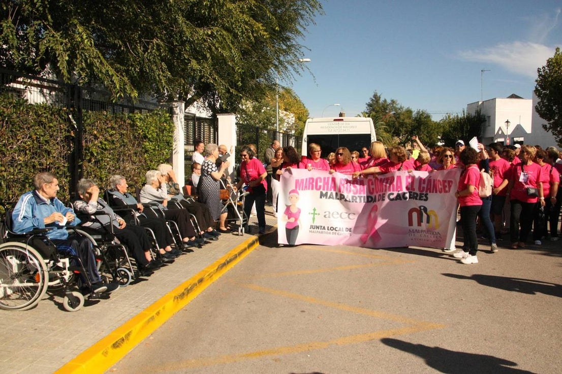 El 6 de octubre se celebró la V Marcha Rosa Contra el Cáncer de Mama de Malpartida de Cáceres, organizada por la junta local de Malpartida de Cáceres de la AECC, con la colaboración del Ayuntamiento de la localidad. Tras la marcha los asistentes disfrutaron de una degustación de migas, elaboradas por Juan García y voluntarias. Finalizaron con una exhibición de zumba y bodycombat.