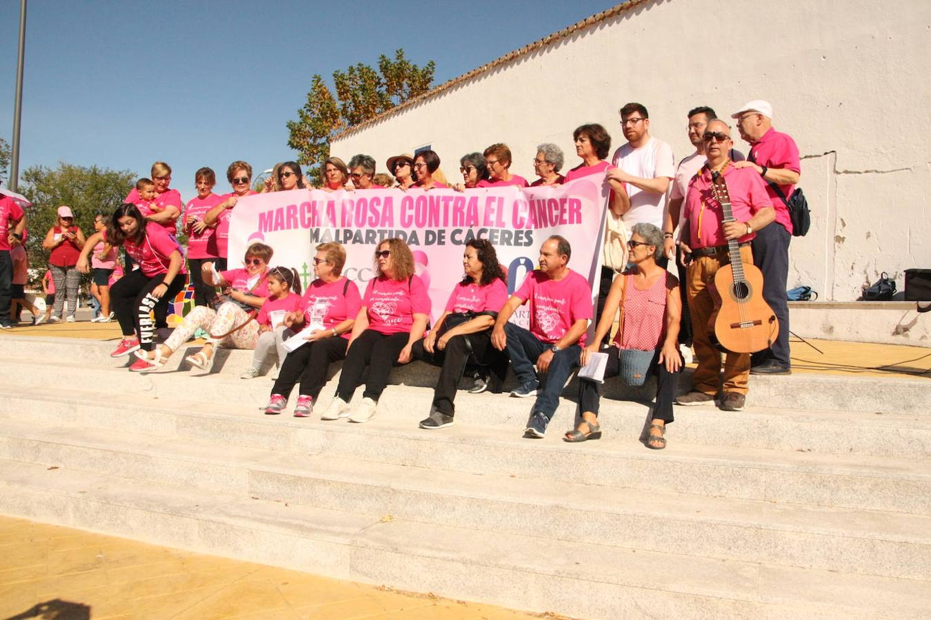 El 6 de octubre se celebró la V Marcha Rosa Contra el Cáncer de Mama de Malpartida de Cáceres, organizada por la junta local de Malpartida de Cáceres de la AECC, con la colaboración del Ayuntamiento de la localidad. Tras la marcha los asistentes disfrutaron de una degustación de migas, elaboradas por Juan García y voluntarias. Finalizaron con una exhibición de zumba y bodycombat.