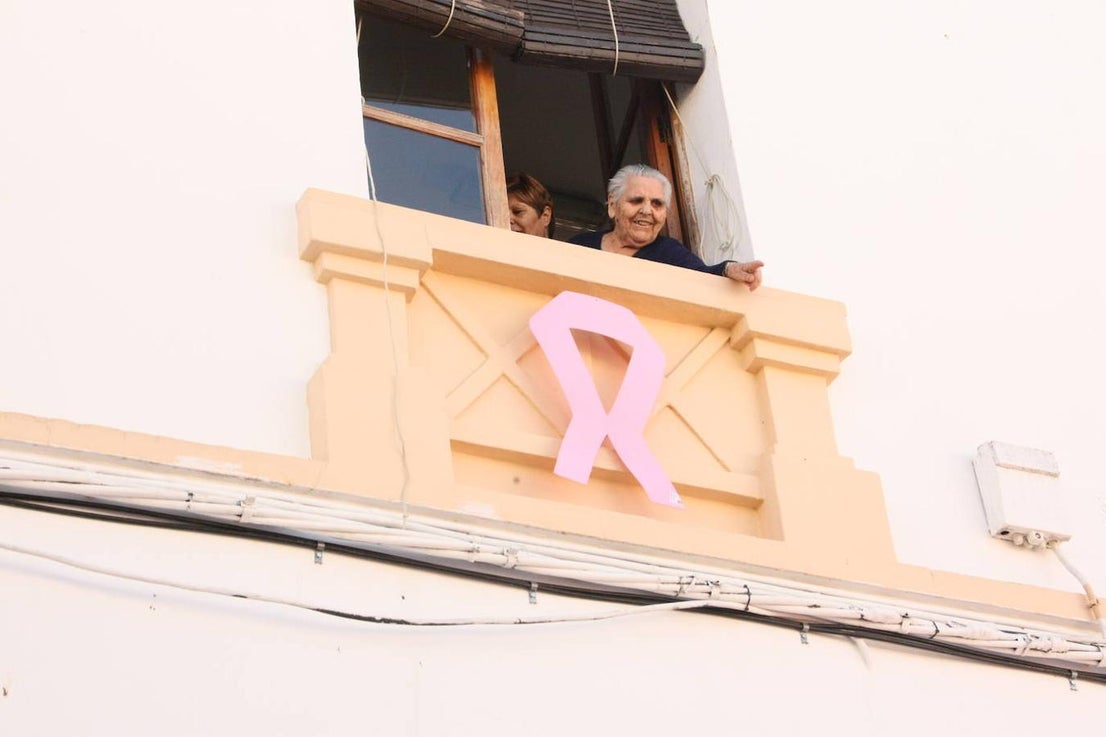 El 6 de octubre se celebró la V Marcha Rosa Contra el Cáncer de Mama de Malpartida de Cáceres, organizada por la junta local de Malpartida de Cáceres de la AECC, con la colaboración del Ayuntamiento de la localidad. Tras la marcha los asistentes disfrutaron de una degustación de migas, elaboradas por Juan García y voluntarias. Finalizaron con una exhibición de zumba y bodycombat.