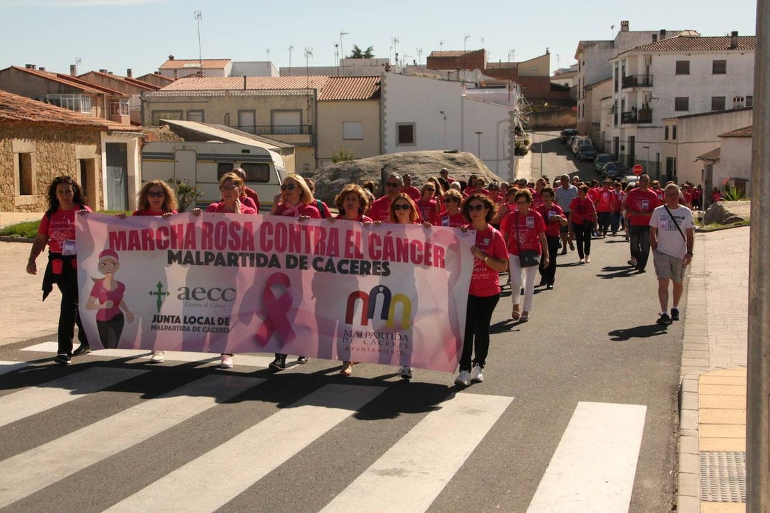El 6 de octubre se celebró la V Marcha Rosa Contra el Cáncer de Mama de Malpartida de Cáceres, organizada por la junta local de Malpartida de Cáceres de la AECC, con la colaboración del Ayuntamiento de la localidad. Tras la marcha los asistentes disfrutaron de una degustación de migas, elaboradas por Juan García y voluntarias. Finalizaron con una exhibición de zumba y bodycombat.