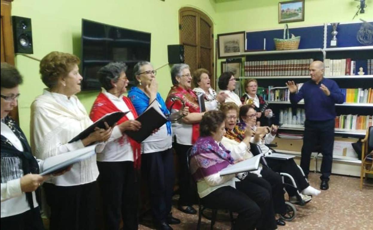 Coro del Club La Paz dirigido por Miguel Acedo. 