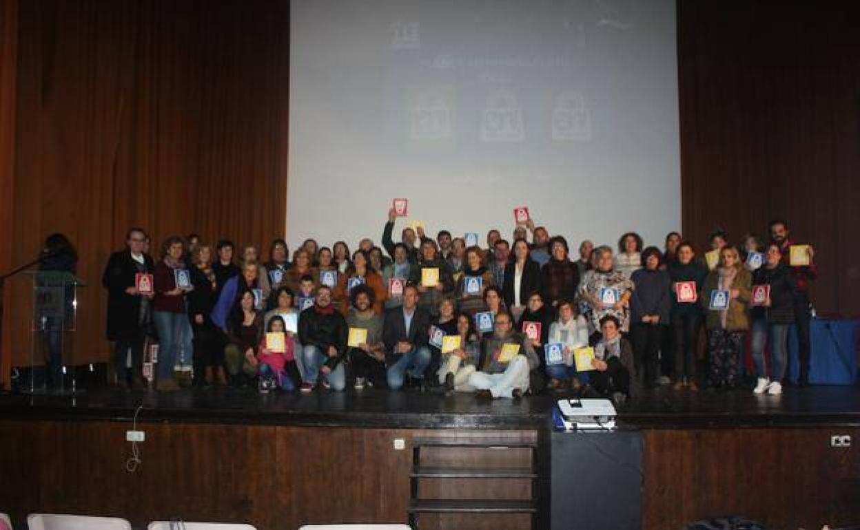 Alfredo Aguilera, alcalde de Malpartida, posa con los primeros empresarios adscritos en la presentación del Plan de Emprendimiento En Malpartida. 