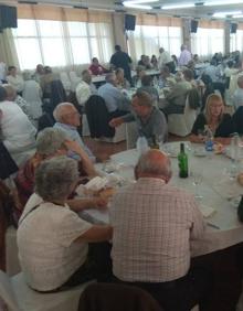 Imagen secundaria 2 - La asistencia a la comida fue de más de 200 personas. 