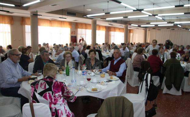 Imagen principal - La asistencia a la comida fue de más de 200 personas. 