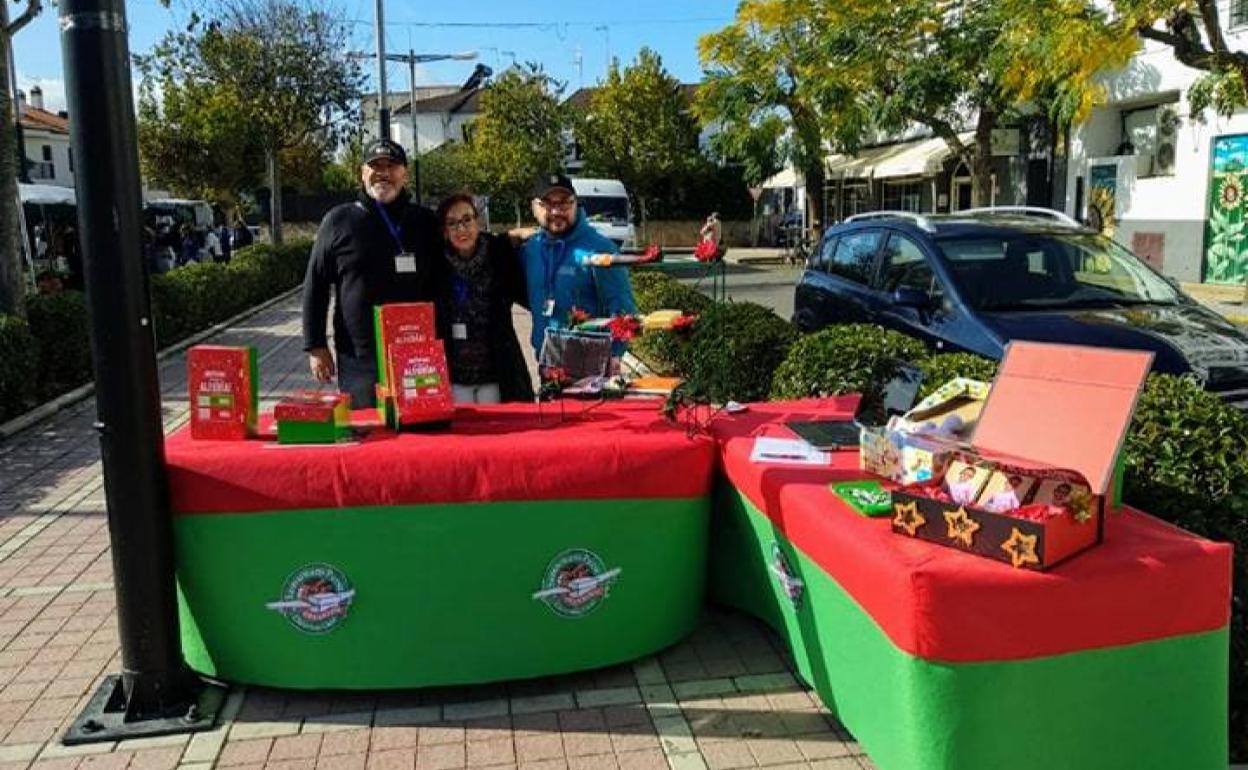 Voluntarios en el puesto de recogida del mercadillo de los martes. 