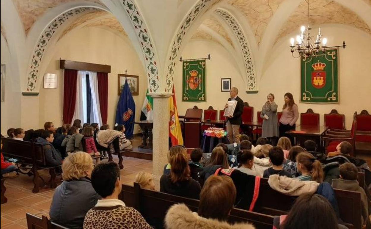 Alfredo Aguilera, alcalde de Malpartida de Cáceres, enseña la Constitución a los pequeños. 