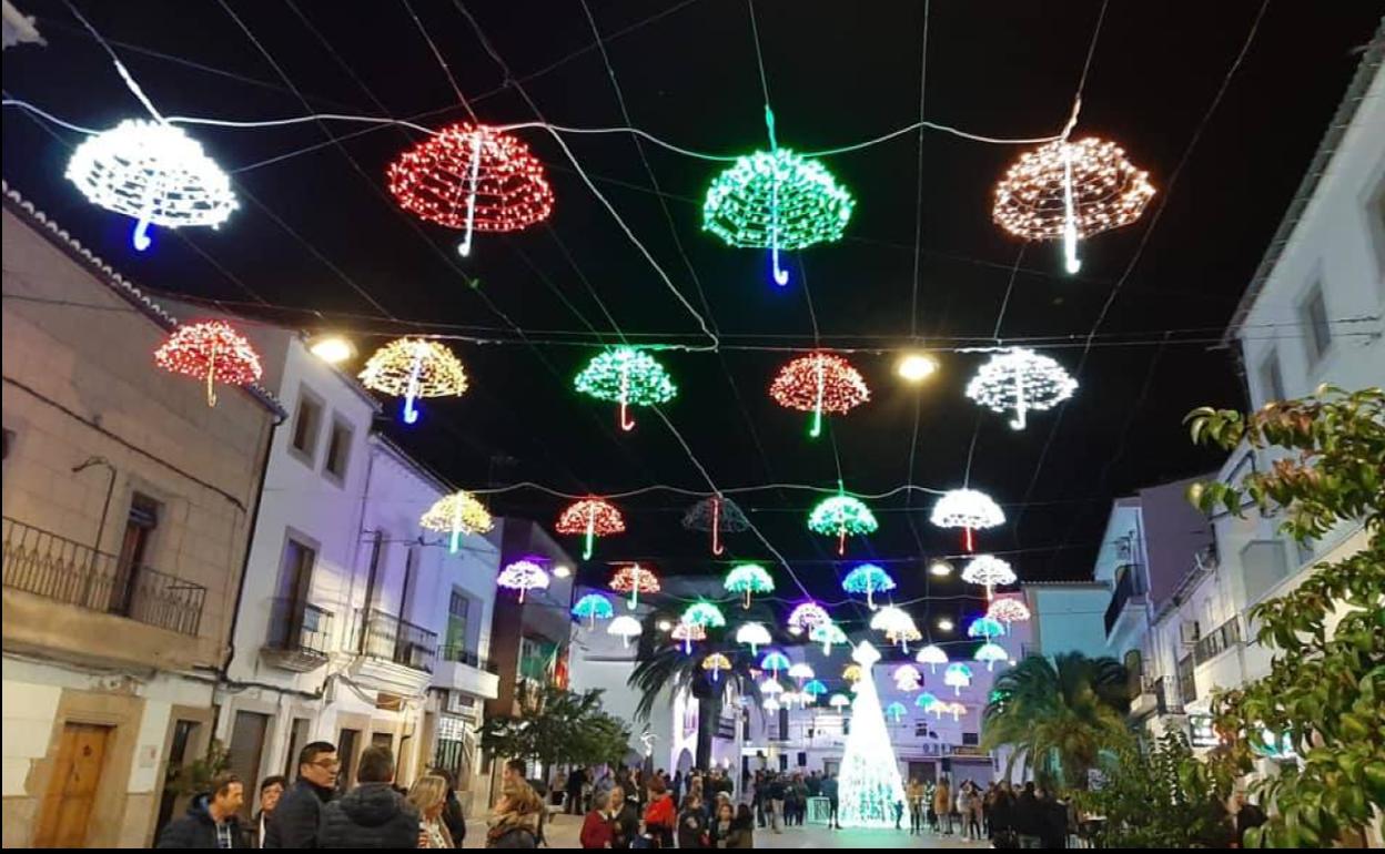 Los paraguas vuelven a la Plaza Mayor de Malpartida por Navidad. 