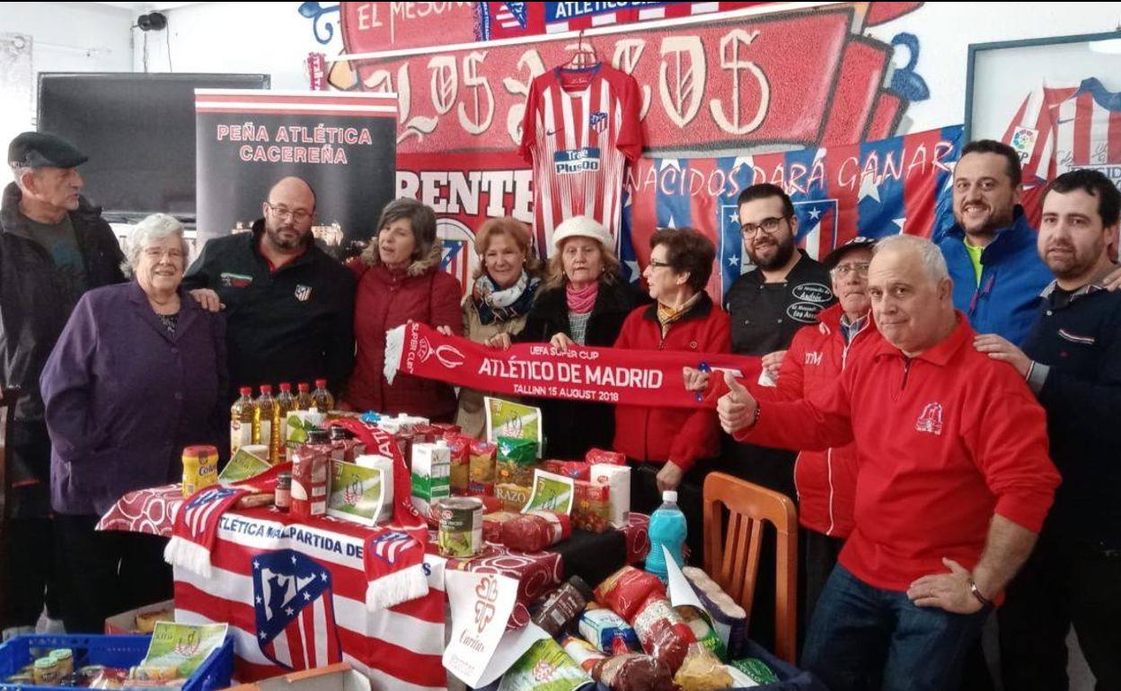 Entrega de los alimentos recogidos en la operación kilo. 