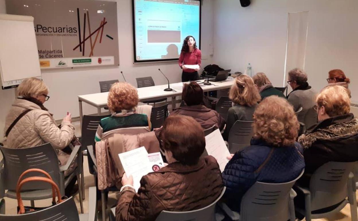 El taller 'Stop a la trata de seres humanos y feminización de la pobreza' fue la última de las actividades. 
