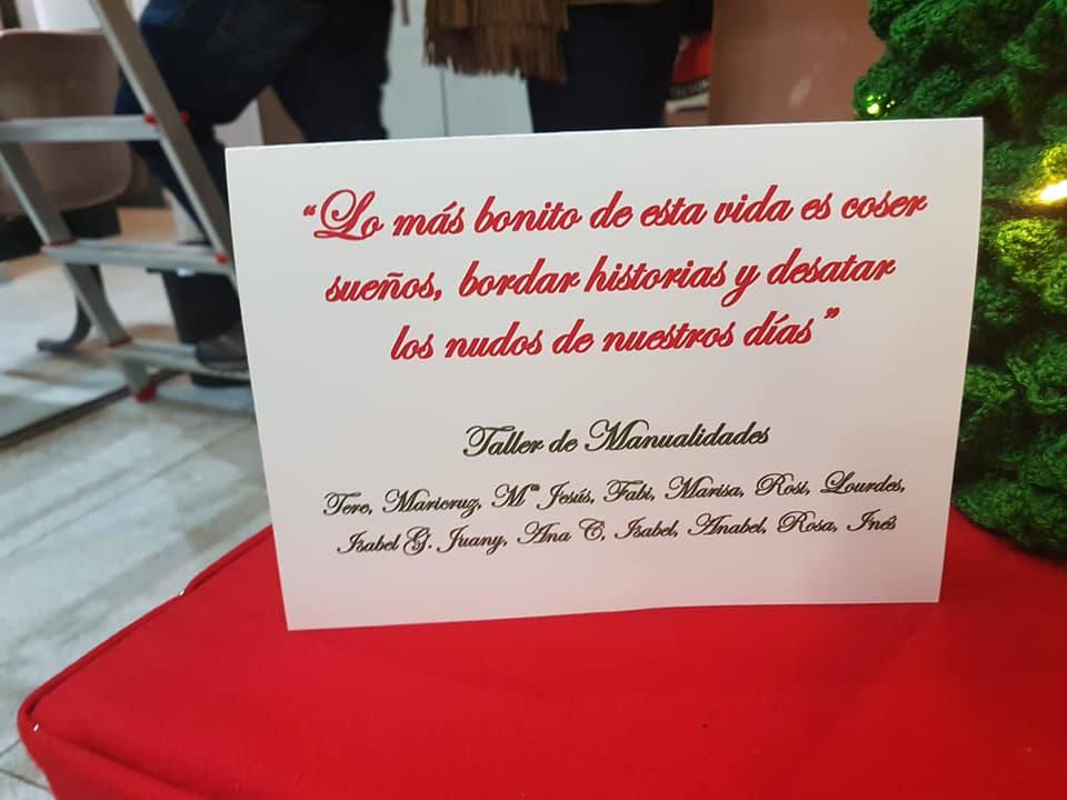 Imagen secundaria 1 - Un original árbol de navidad se expone en la Casa de Cultura de Malpartida de Cáceres