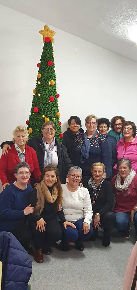 Imagen secundaria 2 - Un original árbol de navidad se expone en la Casa de Cultura de Malpartida de Cáceres