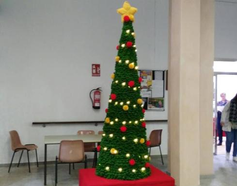 Imagen principal - Un original árbol de navidad se expone en la Casa de Cultura de Malpartida de Cáceres