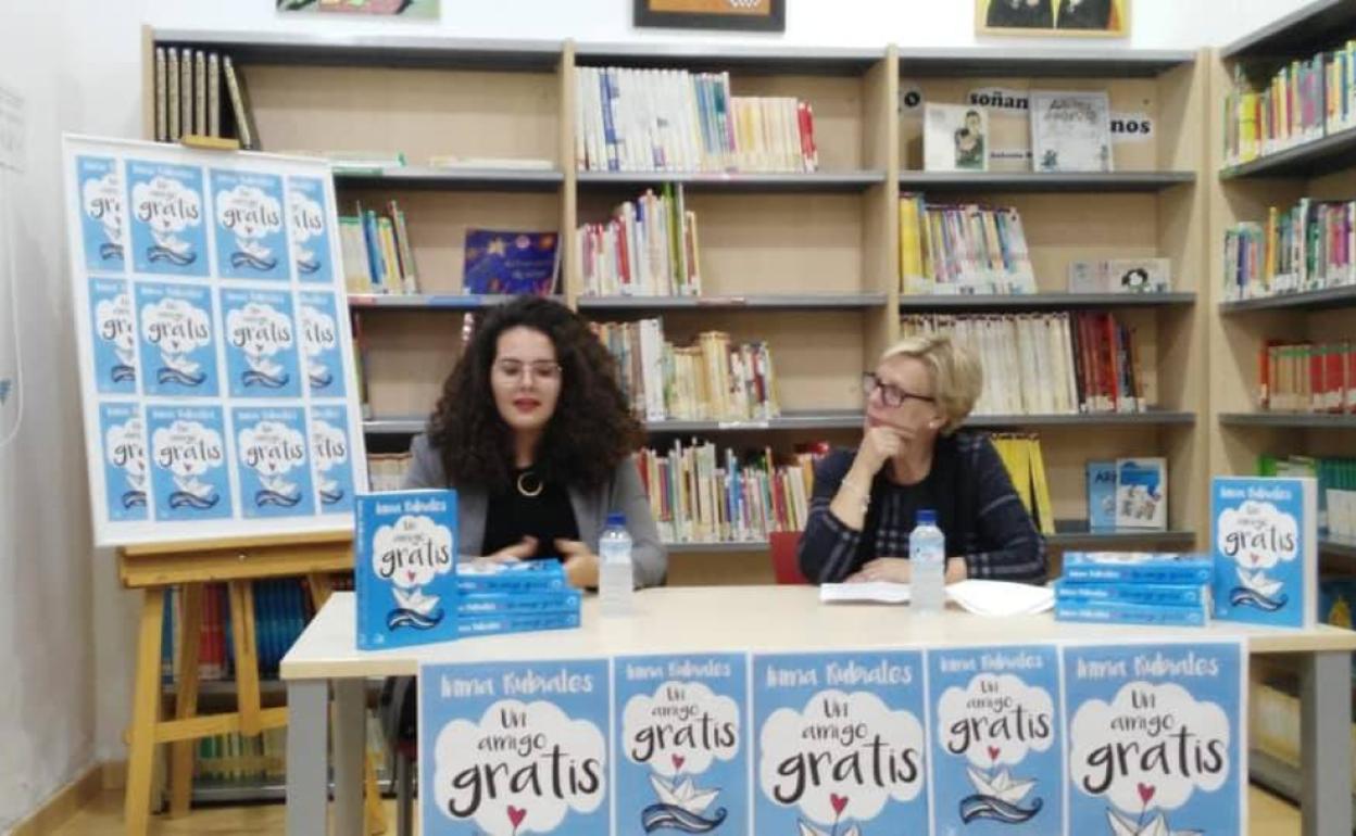 Inma Rubiales (izquierda) junto a Isabel Plano, concejala de cultura. 