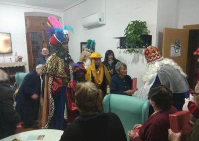 Imagen secundaria 1 - Entrega de regalos en los pisos tutelados. 