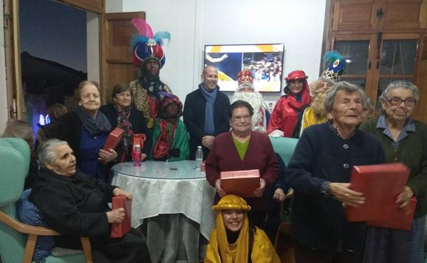 Imagen principal - Entrega de regalos en los pisos tutelados. 