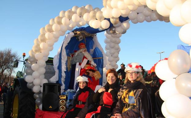 Imagen principal - Dos carrozas de la Escuela de Navidad acompañaron a las de los Reyes. 