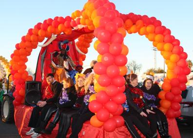 Imagen secundaria 1 - Dos carrozas de la Escuela de Navidad acompañaron a las de los Reyes. 