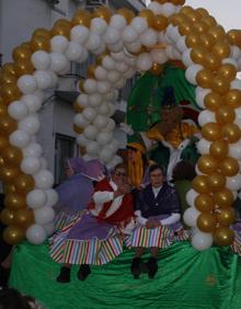 Imagen secundaria 2 - Dos carrozas de la Escuela de Navidad acompañaron a las de los Reyes. 