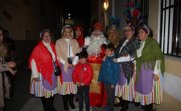 Imagen principal - Magia y emoción en la Cabalgata de Reyes de Malpartida de Cáceres