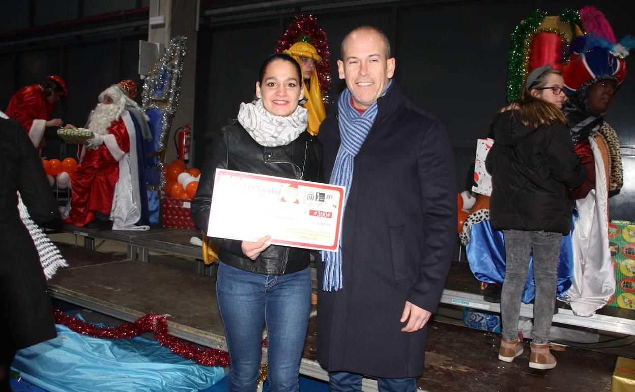 Alfredo Aguilera, alcalde de Malpartida de Cáceres, entregó el premio a la ganadora. 
