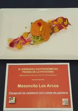 Imagen principal - TArriba, tapa del Mesoncito Los Arcos y debajo tapa de El Pocillo Tapería, primer y segundo remio. En último lugar, mesa con todas las tapas presentadas a concurso. 