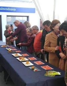 Imagen secundaria 2 - TArriba, tapa del Mesoncito Los Arcos y debajo tapa de El Pocillo Tapería, primer y segundo remio. En último lugar, mesa con todas las tapas presentadas a concurso. 