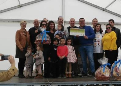 Imagen secundaria 1 - Arriba, primer premio, debajo el segundo y una imagen del concurso. 