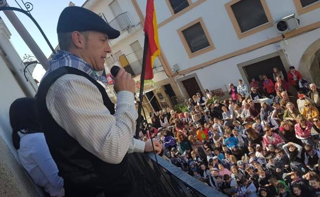 Imagen principal - Arriba; Alfredo Aguilera recibe a los pequeños. Debajo; representación del Ayuntamiento en el balcón y representación del alumnado. 