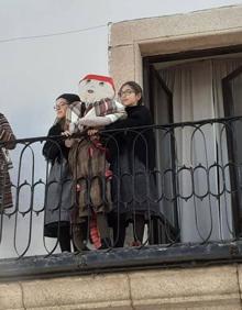 Imagen secundaria 2 - Arriba; Alfredo Aguilera recibe a los pequeños. Debajo; representación del Ayuntamiento en el balcón y representación del alumnado. 