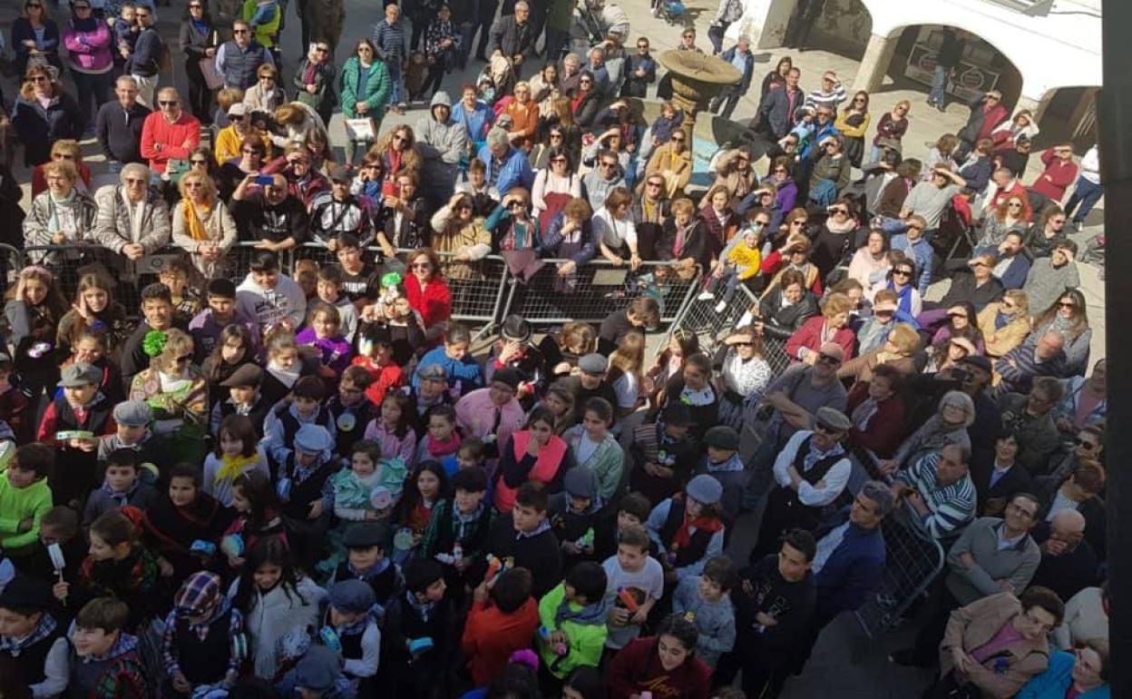 El desfile fue seguido por numerosos vecinos que acompañaron a los más pequeños durante el recorrido. 